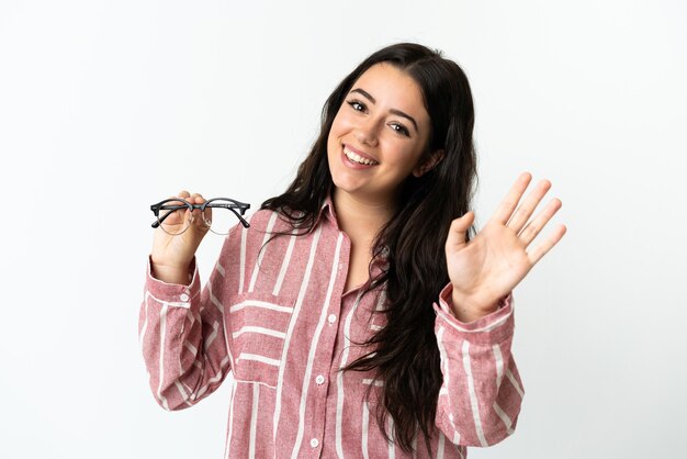 Joven mujer caucásica con gafas aislado