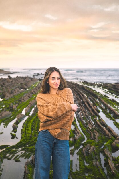 Joven mujer caucásica en el geoparque flysch del País Vasco.