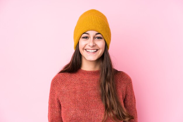 Joven mujer caucásica con un gorro de lana feliz, sonriente y alegre.