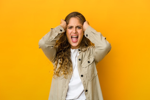 Joven mujer caucásica gritando de rabia