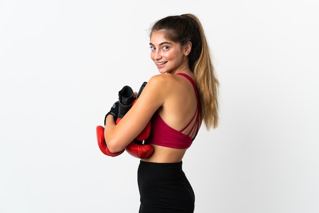 Joven mujer caucásica con guantes de boxeo aislado