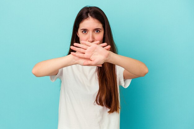 Joven mujer caucásica haciendo un gesto de negación