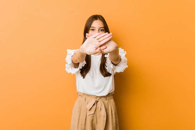 Joven mujer caucásica haciendo un gesto de negación