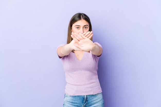 Joven mujer caucásica haciendo un gesto de negación