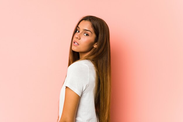 Joven mujer caucásica haciendo poses de belleza aislado