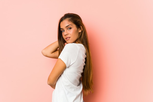 Joven mujer caucásica haciendo poses de belleza aislado