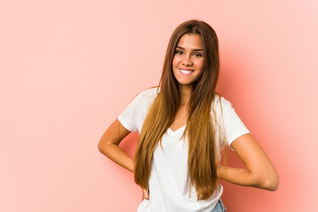 Joven mujer caucásica haciendo poses de belleza