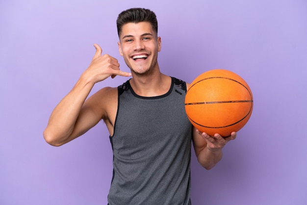 Joven mujer caucásica jugador de baloncesto hombre aislado sobre fondo púrpura haciendo gesto de teléfono Llámame de nuevo firmar