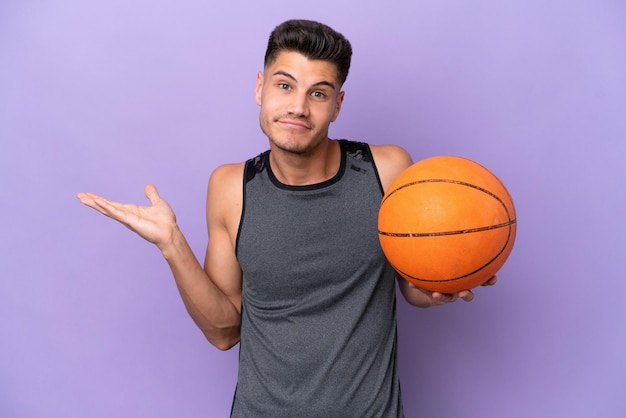 Joven mujer caucásica jugadora de baloncesto hombre aislado de fondo morado que tiene dudas mientras levanta las manos