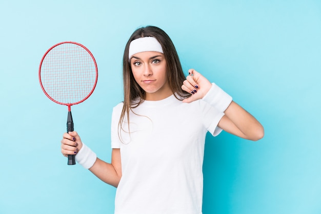 Joven mujer caucásica jugando bádminton aislado mostrando un gesto de aversión, pulgares hacia abajo. Concepto de desacuerdo