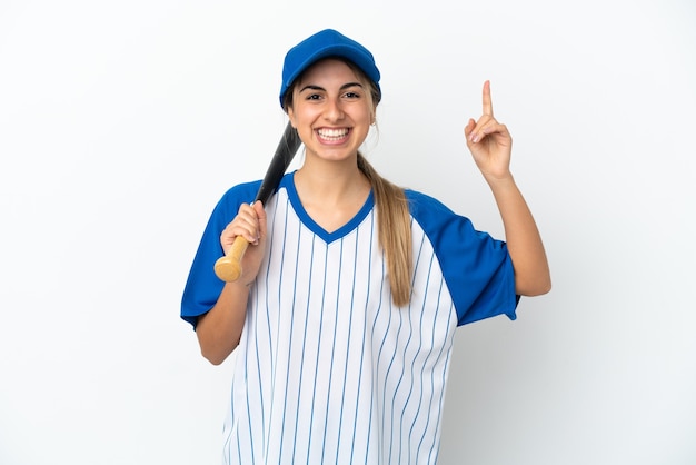 Joven mujer caucásica jugando béisbol aislado en la pared blanca apuntando hacia una gran idea