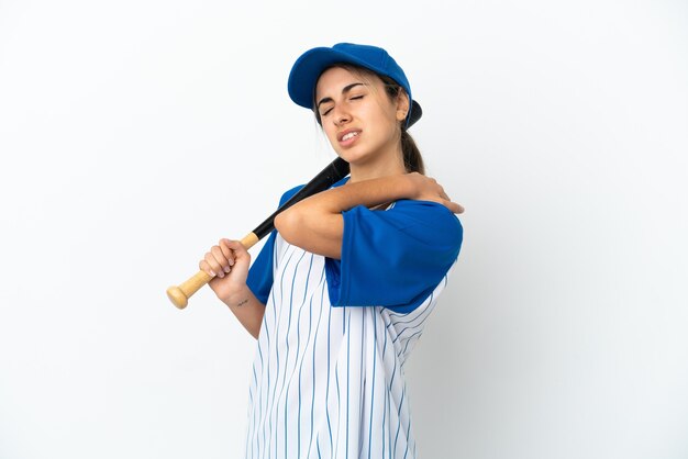 Joven mujer caucásica jugando béisbol aislado sufriendo de dolor