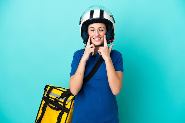 Joven mujer caucásica con mochila térmica aislado sobre fondo blanco sonriendo con una expresión feliz y agradable