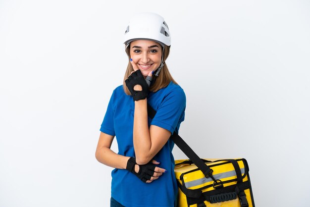 Joven mujer caucásica con mochila térmica aislado sobre fondo blanco sonriendo