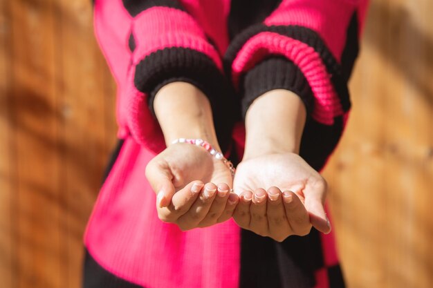 Joven mujer caucásica mostrando la mano vacía