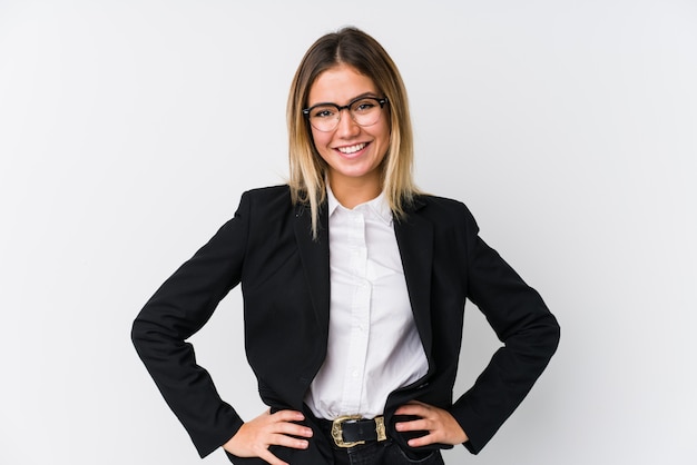 Joven mujer caucásica de negocios confía en mantener las manos en las caderas.