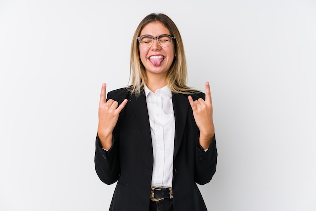 Joven mujer caucásica de negocios mostrando gesto de rock con los dedos