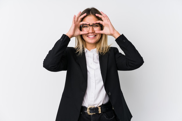 Joven mujer caucásica de negocios que muestra bien firmar sobre los ojos