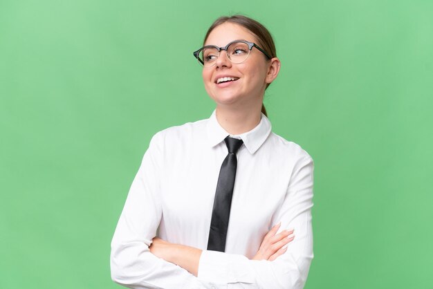 Joven mujer caucásica de negocios sobre un fondo aislado feliz y sonriente