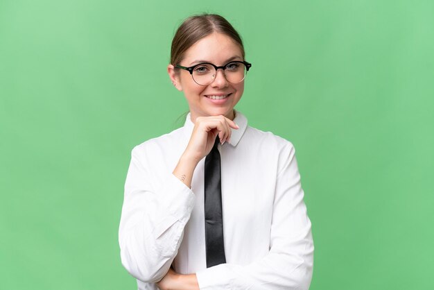 Joven mujer caucásica de negocios sobre un fondo aislado con gafas y sonriendo