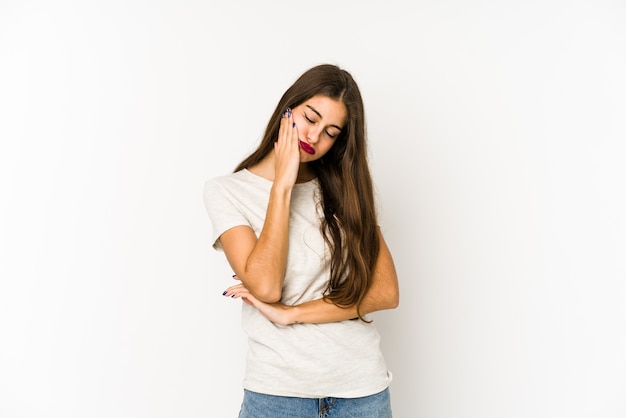 Joven mujer caucásica en pared blanca que está aburrida, fatigada y necesita un día de relax.