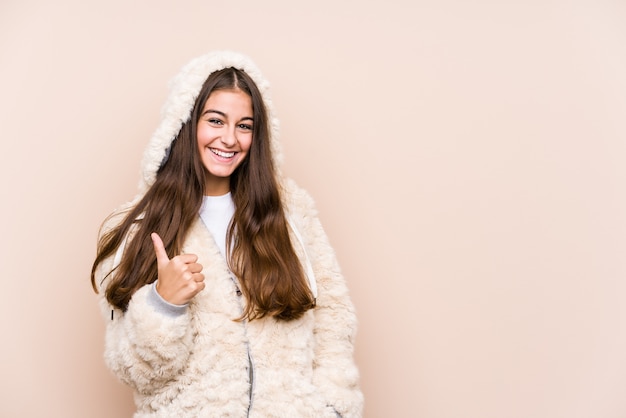 Foto joven mujer caucásica posando aislado sonriendo y levantando el pulgar hacia arriba