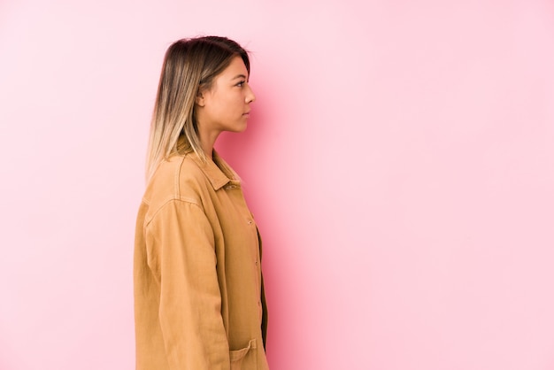 Joven mujer caucásica posando mirando a la izquierda, de lado plantean.