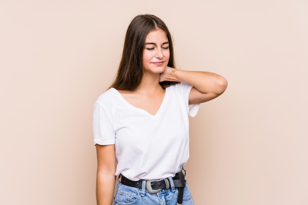 Joven mujer caucásica posando sufriendo dolor de cuello