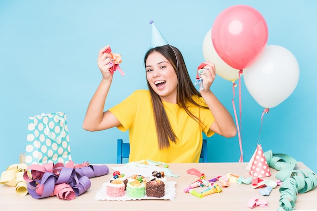 Joven mujer caucásica preparando una fiesta de cumpleaños