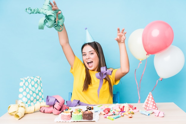 Joven mujer caucásica preparando una fiesta de cumpleaños