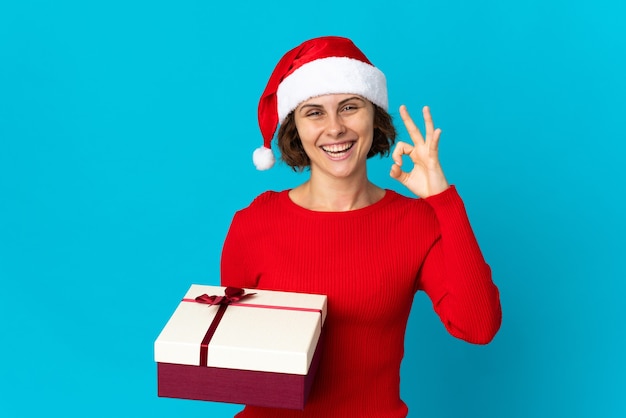 Joven mujer caucásica con regalo