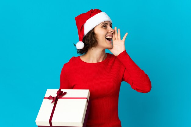 Foto joven mujer caucásica con regalo