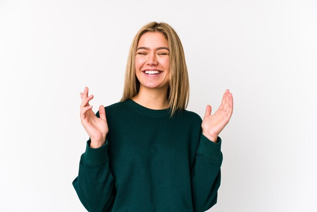 Joven mujer caucásica rubia aislada alegre riendo mucho