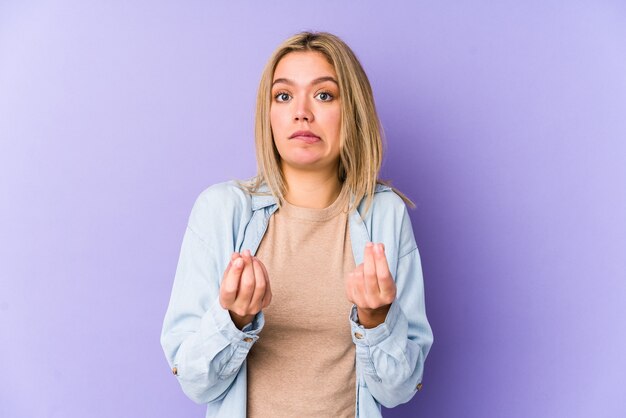 Joven mujer caucásica rubia aislada mostrando que no tiene dinero.