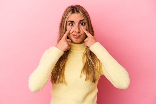 Joven mujer caucásica rubia llorando, descontento con algo, concepto de agonía y confusión.