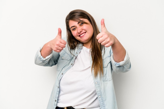 Joven mujer caucásica con sobrepeso aislada de fondo blanco levantando ambos pulgares sonriendo y confiada