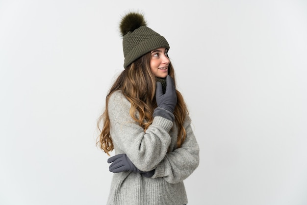 Joven mujer caucásica con sombrero de invierno aislado