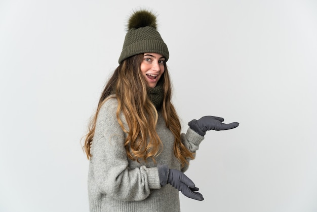 Joven mujer caucásica con sombrero de invierno aislado