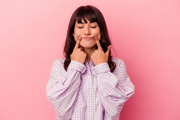 Joven mujer caucásica con sonrisa falsa