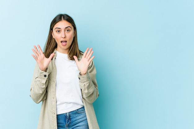 Joven mujer caucásica sorprendida y conmocionada.