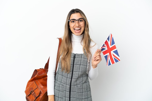 Joven mujer caucásica sosteniendo una bandera de Reino Unido aislada