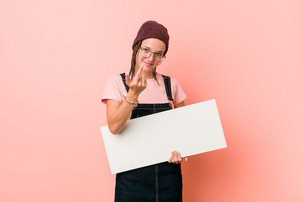 Joven mujer caucásica sosteniendo un cartel