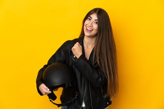 Joven mujer caucásica sosteniendo un casco de moto aislado