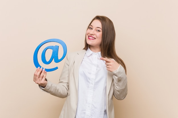 Joven mujer caucásica sosteniendo un icono