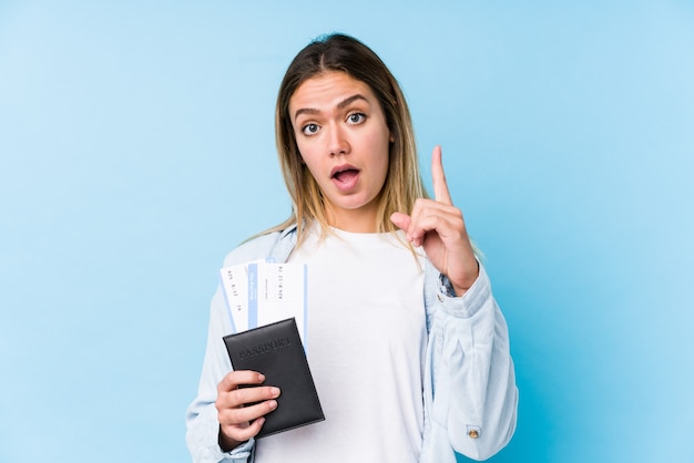 Joven mujer caucásica sosteniendo un pasaporte