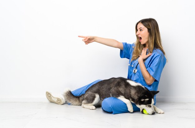 Joven mujer caucásica con su perro