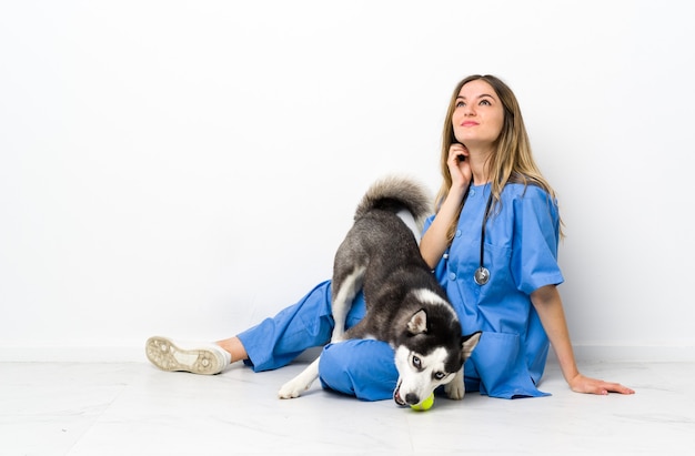 Joven mujer caucásica con su perro