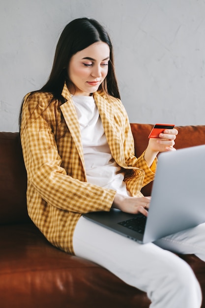 Joven mujer caucásica con tarjeta de crédito