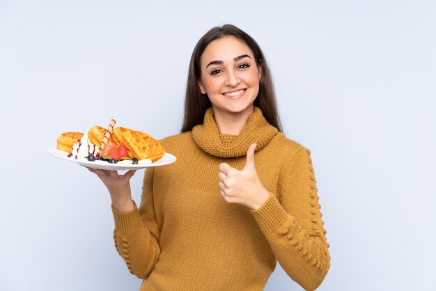 Joven, mujer caucásica, tenencia, gofres