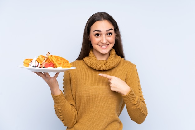 Joven, mujer caucásica, tenencia, gofres